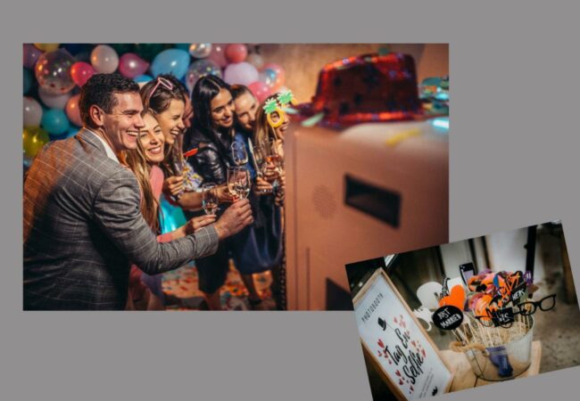 Un groupe de personnes se prend en photo en soirée grâce à une borne à selfies.