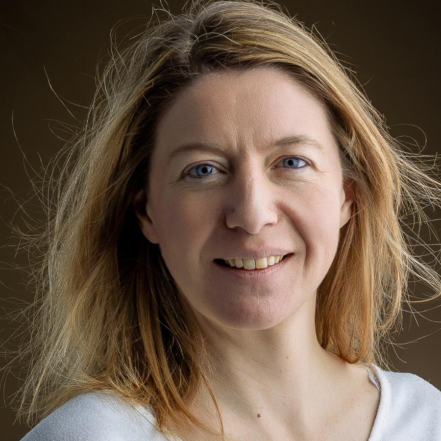 Portrait de la photographe Fanny Dumaine Portrait d'une femme blonde aux yeux bleus souriante, photographe.